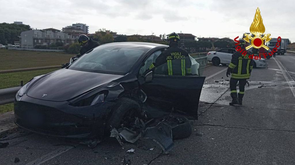 San Benedetto - Frontale tra due auto sulla sopraelevata, ferito in ospedale